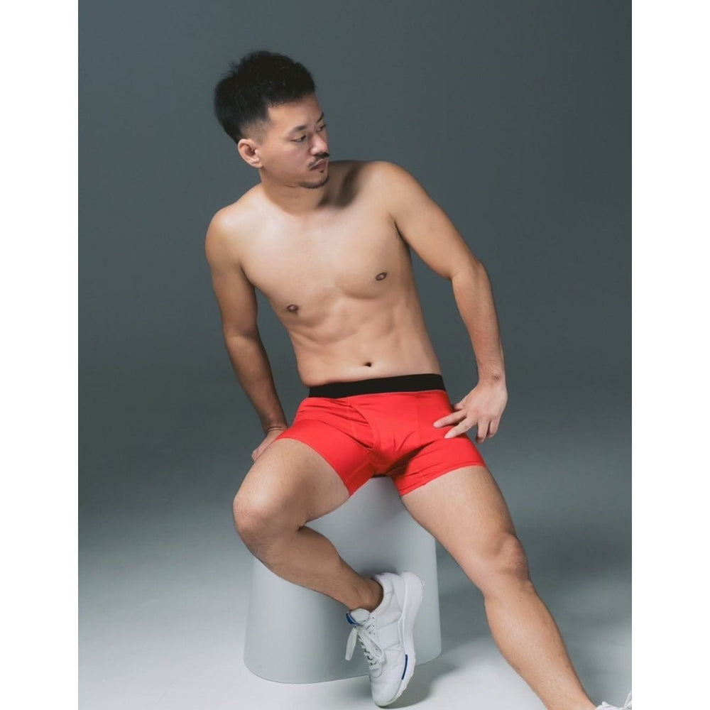 FTM向けボクサーパンツ クリムゾンレッド(着用イメージ・座り) - FTM Boxer Briefs Crimson Red (Worn - Sitting View)