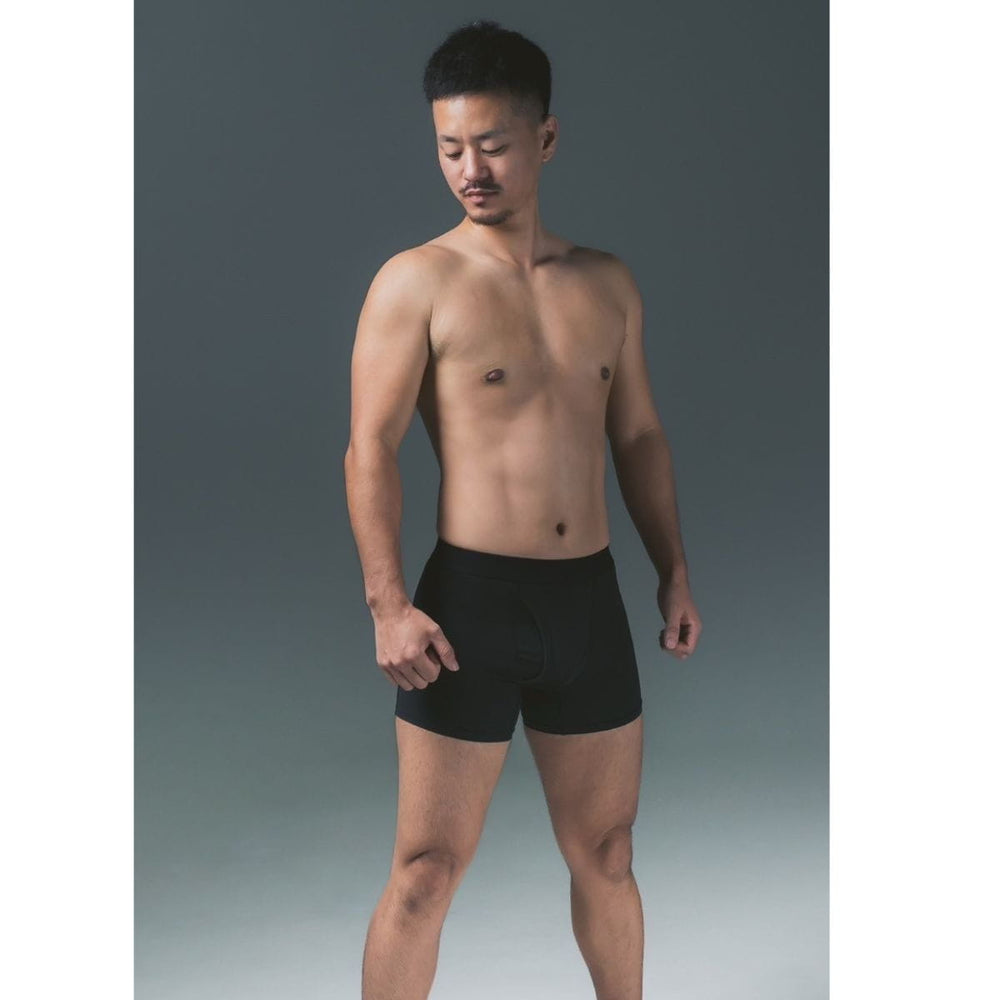 FTM向けボクサーパンツ ジェットブラック(着用イメージ・斜め1) - FTM Boxer Briefs Jet Black (Worn - Angled View 1)