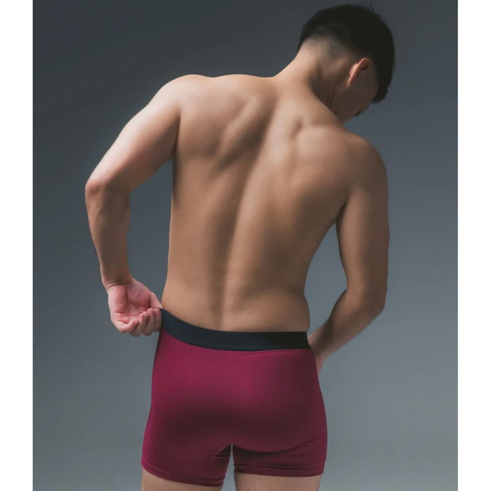 FTM用ボクサーパンツ(内ポケット付き)オックスブラッド・モデル着用(背面)|FTM boxer briefs with natural pocket - Oxblood color, model back view
