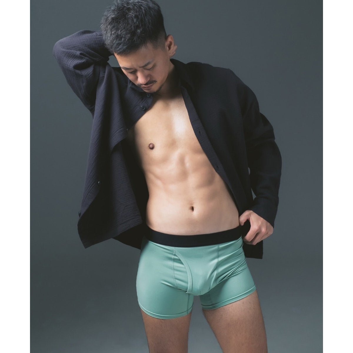 FTM向けボクサーパンツ スモークグリーン(着用イメージ・黒シャツ) - FTM Boxer Briefs Smoke Green (Worn - Black Shirt)