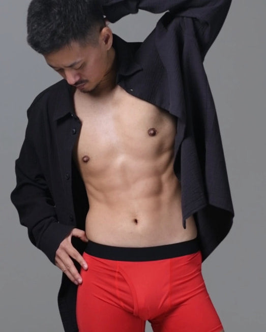FTM向けボクサーブリーフ(クリムゾンレッド)モデル着用イメージ - FTM boxer briefs, crimson red, model wearing