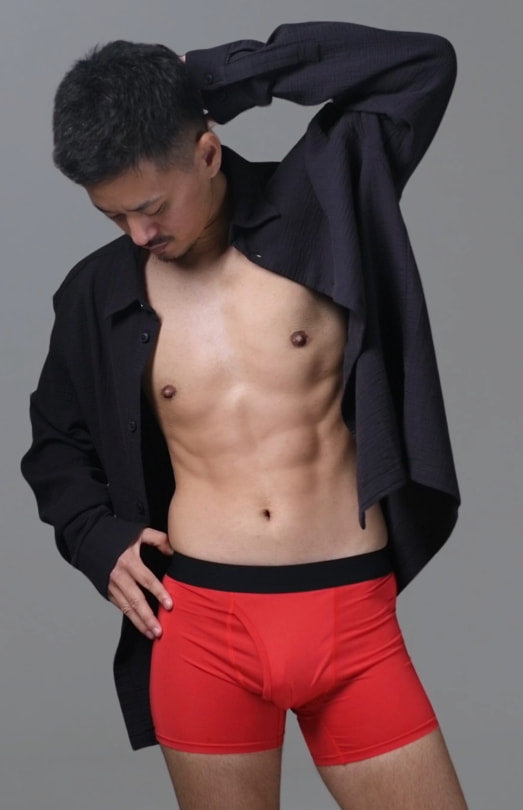 FTM向けボクサーブリーフ(クリムゾンレッド)モデル着用イメージ - FTM boxer briefs, crimson red, model wearing