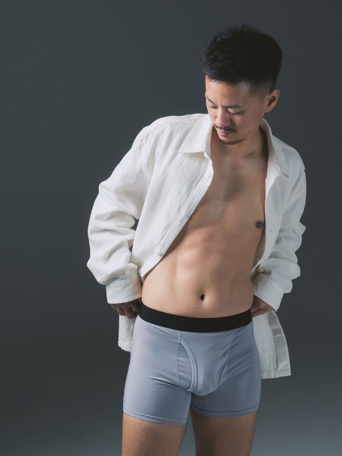 モデルがMisty Gray(ミスティグレー)のボクサーパンツを着用 - FTM向け 自然なフィット感 | Model wearing Misty Gray boxer briefs