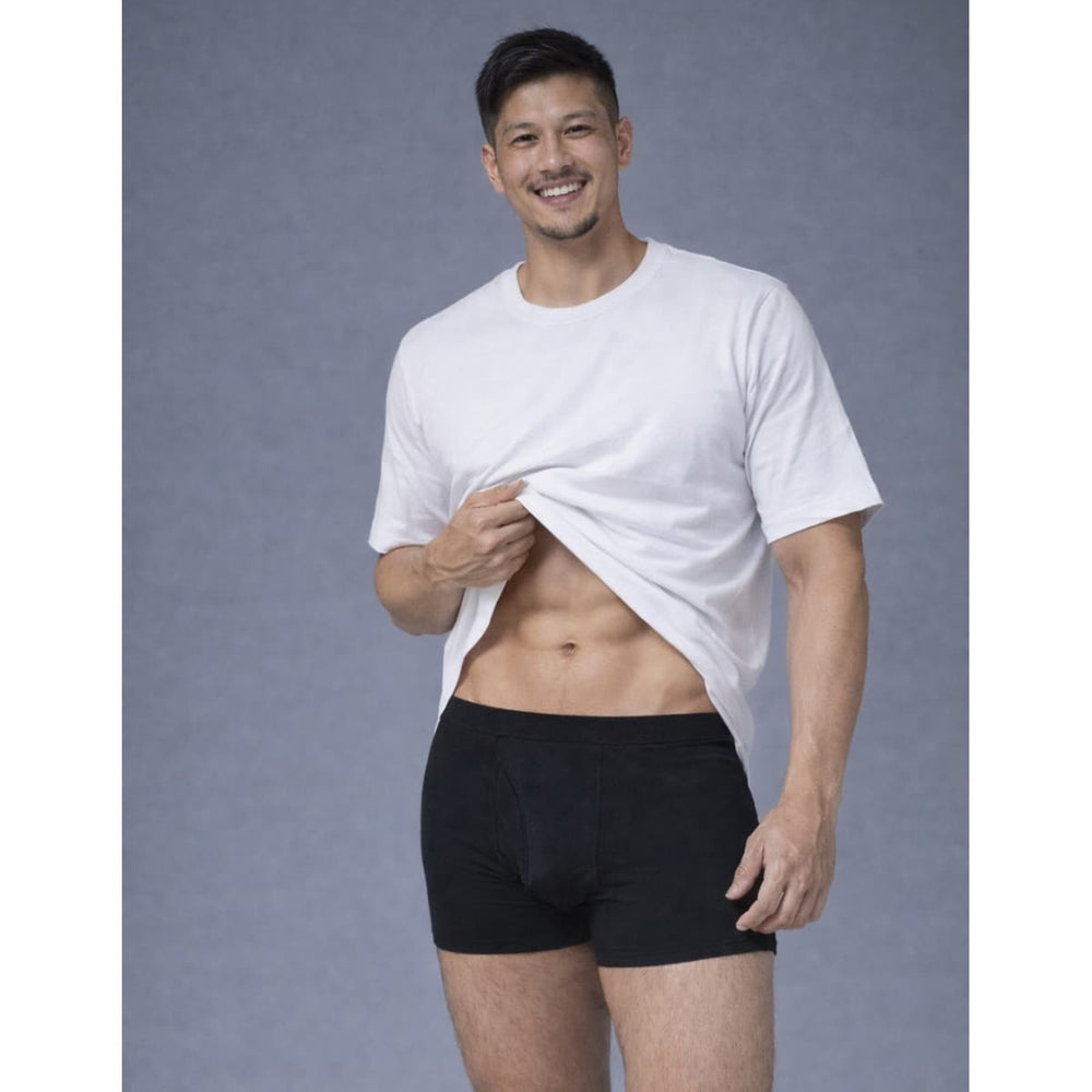 白Tシャツで腹筋を見せたRISEモデルがJUN STAND専用ボクサーを着用|自然なシルエットとSTP対応設計