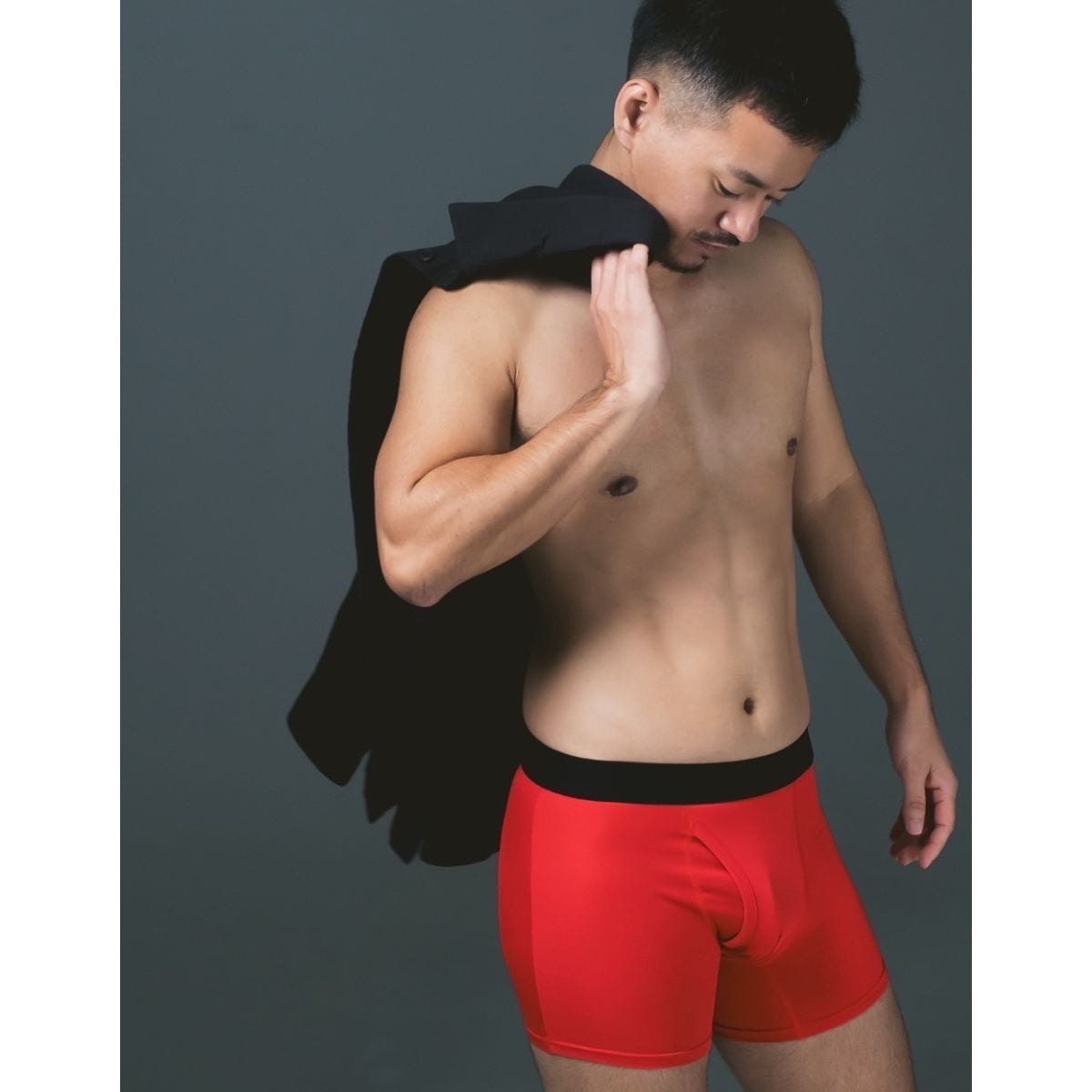 FTM向けボクサーパンツ クリムゾンレッド（着用イメージ・斜め） - FTM Boxer Briefs Crimson Red (Worn - Angled View)