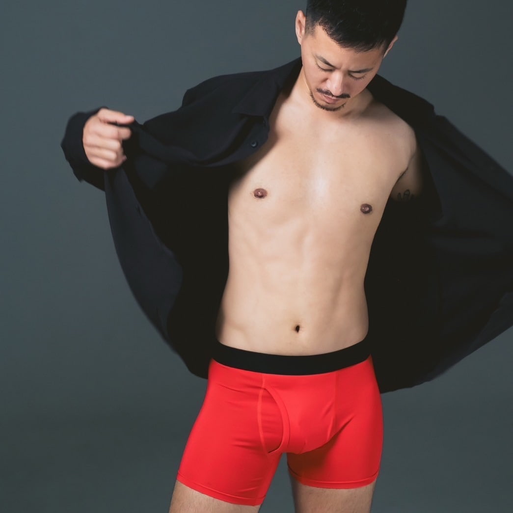 FTM向けボクサーパンツ クリムゾンレッド（着用イメージ・黒シャツ） - FTM Boxer Briefs Crimson Red (Worn - Black Shirt)