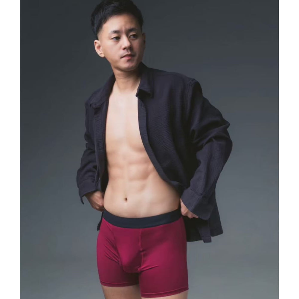 FTM専用ボクサーパンツ｜立ちション対応ポケット構造付き｜オックスブラッドカラー｜正面全身モデル-FTM boxer briefs with STP-compatible pocket in Oxblood color, full-body front view of model
