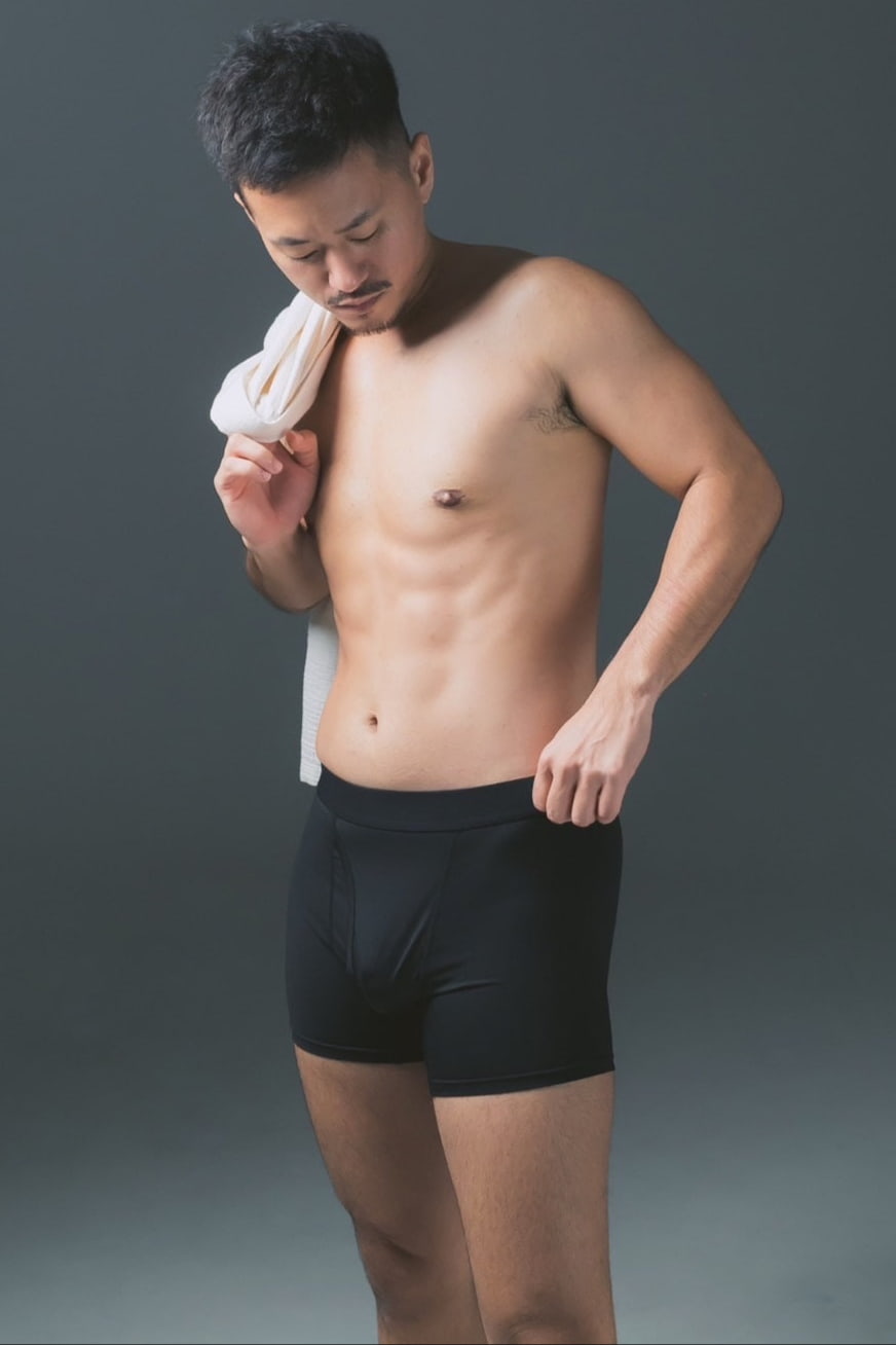 FTM向けボクサーブリーフ（ジェットブラック）モデル着用イメージ - FTM boxer briefs, jet black, model wearing