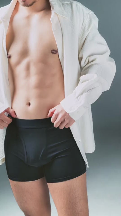 FTM向けボクサーパンツ - ジェットブラック｜Model wearing Jet Black boxer briefs