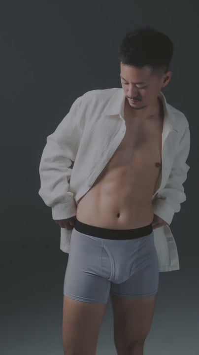 FTM向けボクサーパンツ - ミスティグレー｜Model wearing Misty Gray boxer briefs