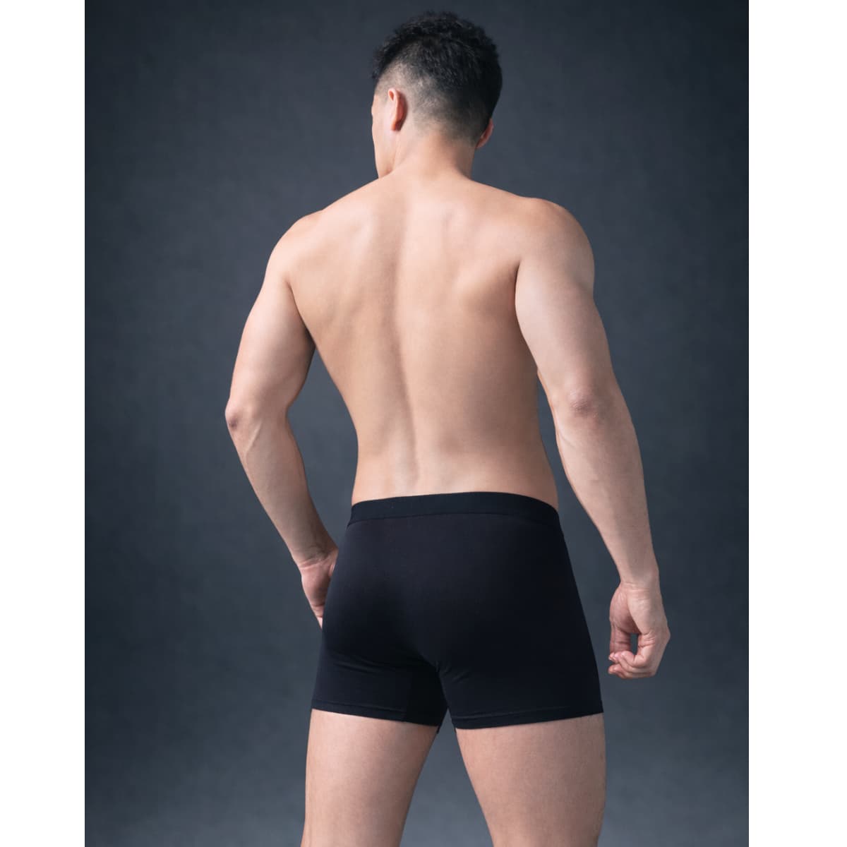 alt="RISE Boost Fit Boxer FTM向け 内ポケット付きボクサーパンツ 新設計モデル 後ろ姿の着用イメージ"